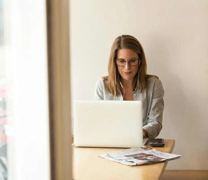 Woman / computer